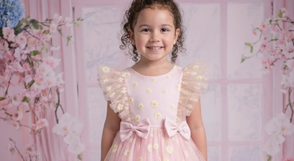 Del Rosa Bebé al Palo Rosa: Guía para elegir el tono ideal de vestido para niña y su significado